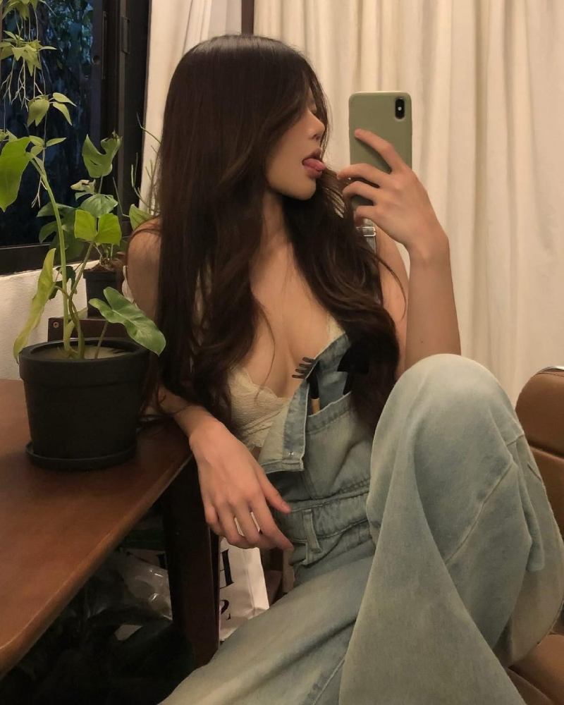 Gái xinh mặc đồ hở hang ngồi khoe ngực bằng điện thoại