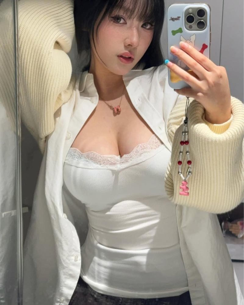 Gái xinh mặc đồ hở hang khoe ngực bằng điện thoại trước gương