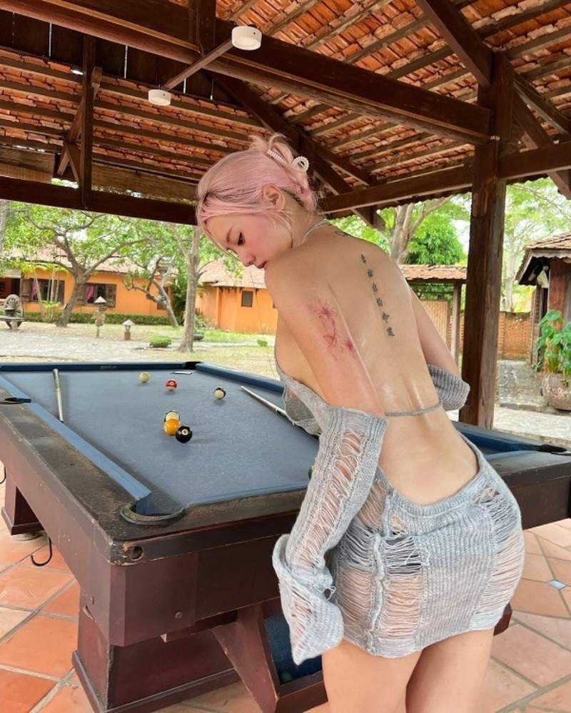 Gái xinh mặc đồ hở hang đứng quay người khoe lưng trắng bên bàn bida