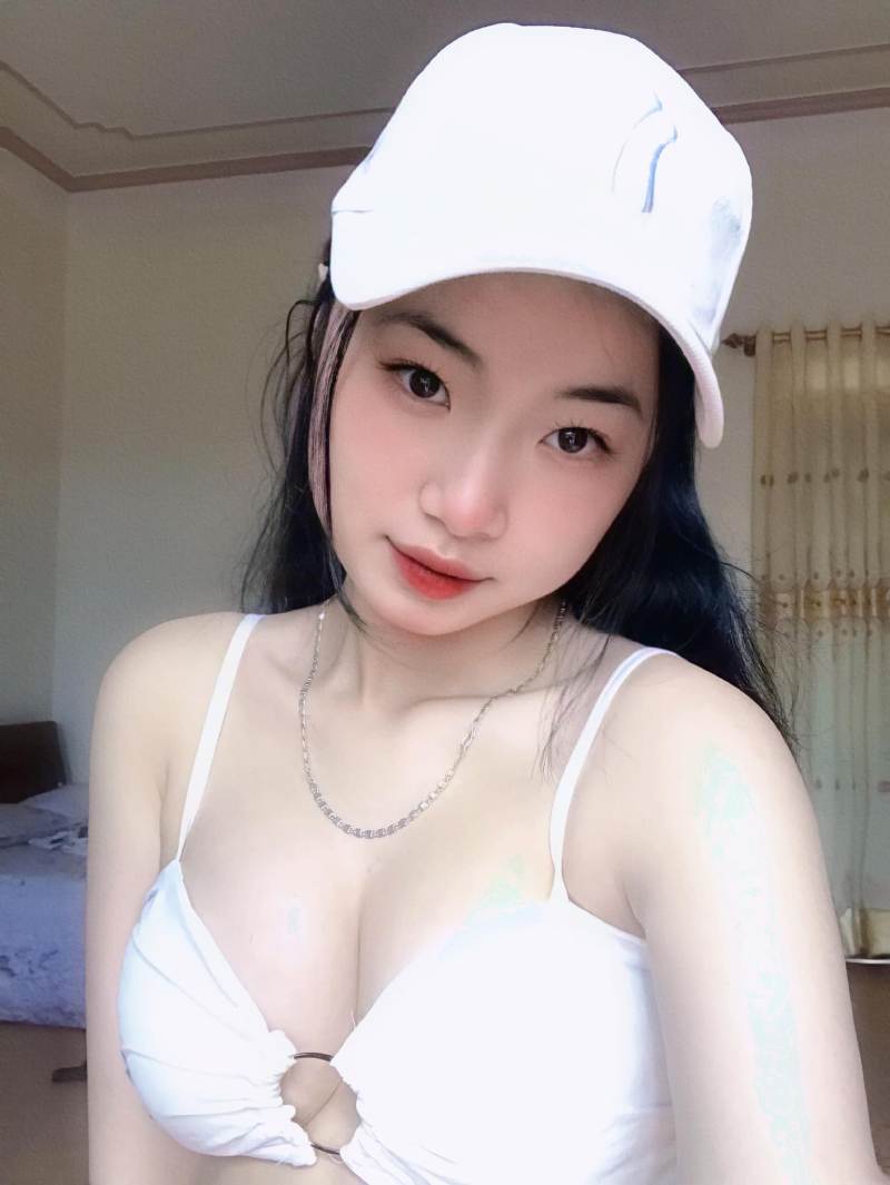 Gái xinh mặc đồ hở hang khoe ngực to trong phong ngủ