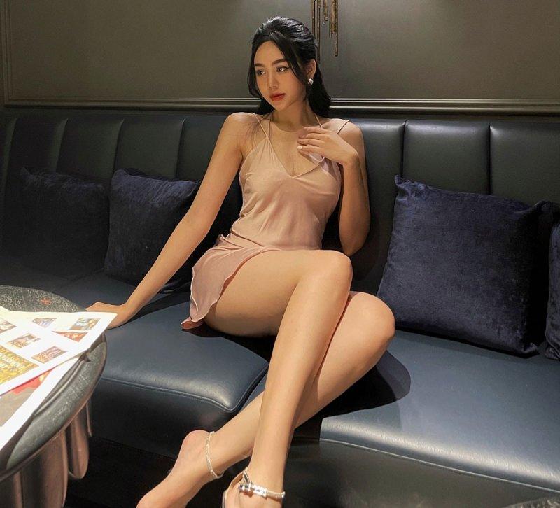 Gái xinh mặc đồ hở hang khoe dáng ngồi trên ghế sofa