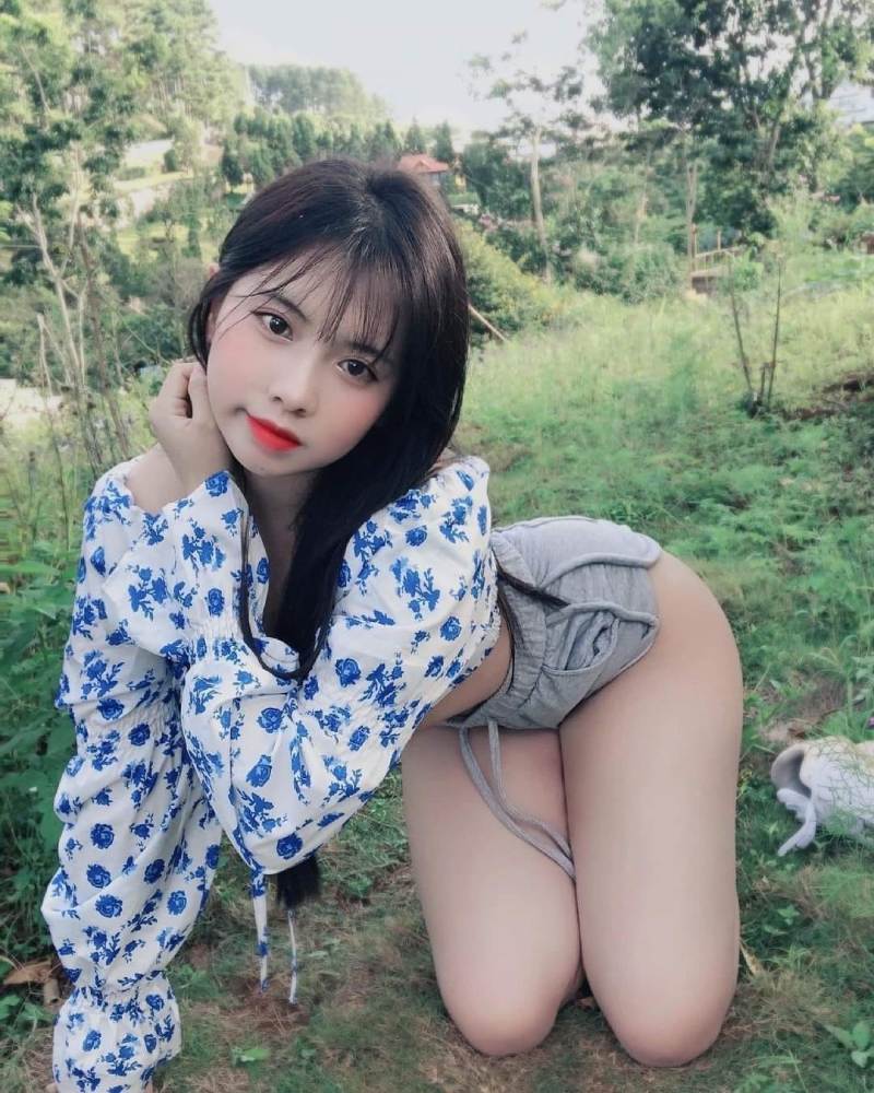 Gái xinh mặc đồ hở hang quỳ sexy trên bãi cỏ xanh
