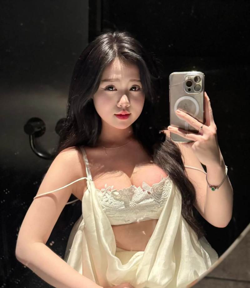 Gái xinh mặc đồ hở hang khoe ngực bằng điện thoại