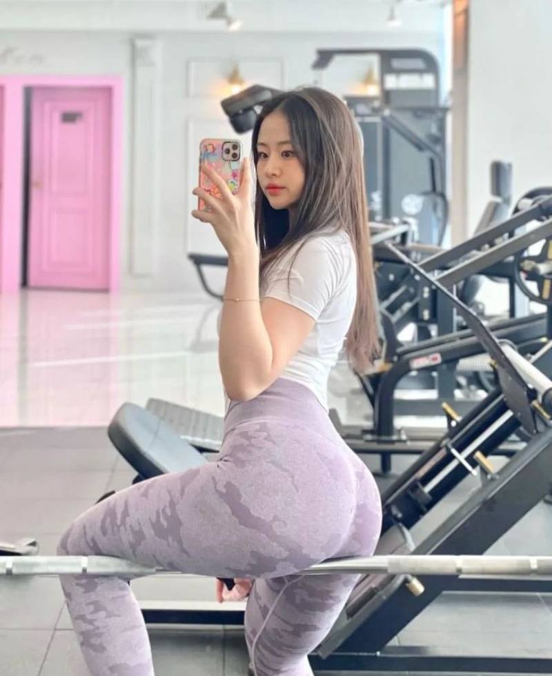Ảnh gái xinh tập gym khoe dáng bằng điện thoại trong phòng tập Ảnh gái xinh tập gym khoe dáng bằng điện thoại trong phòng tập