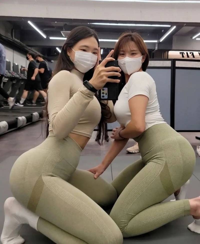 Ảnh hai cô gái xinh tập gym ngồi khoe dáng bằng điện thoại Ảnh hai cô gái xinh tập gym ngồi khoe dáng bằng điện thoại