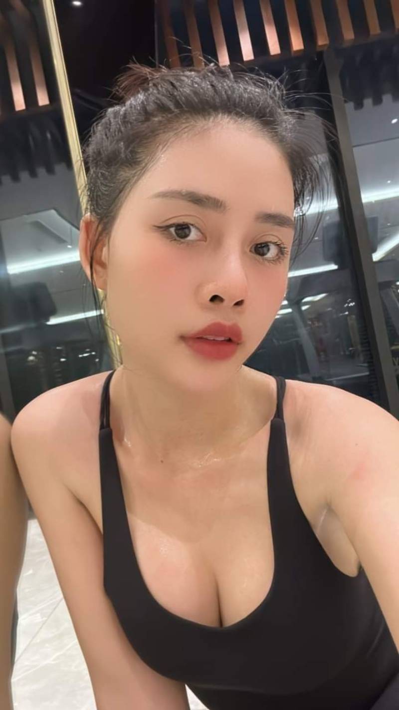 Ảnh gái xinh tập gym biểu cảm sau khi tập Ảnh gái xinh tập gym biểu cảm sau khi tập