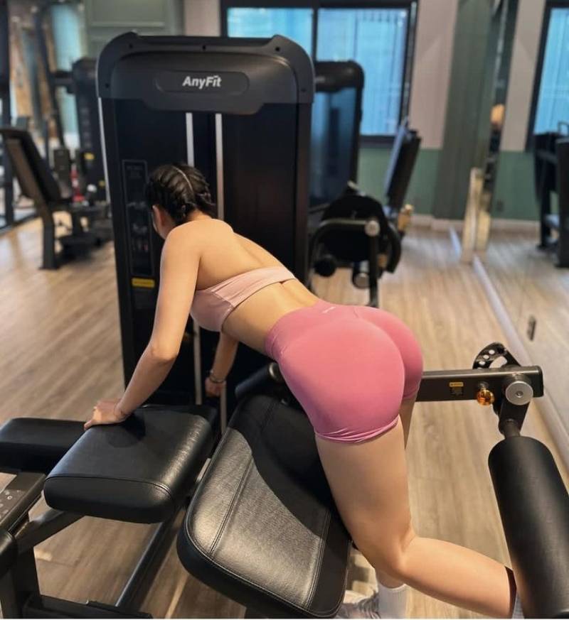 Ảnh gái xinh tập gym cúi người chỉnh máy tập Ảnh gái xinh tập gym cúi người chỉnh máy tập