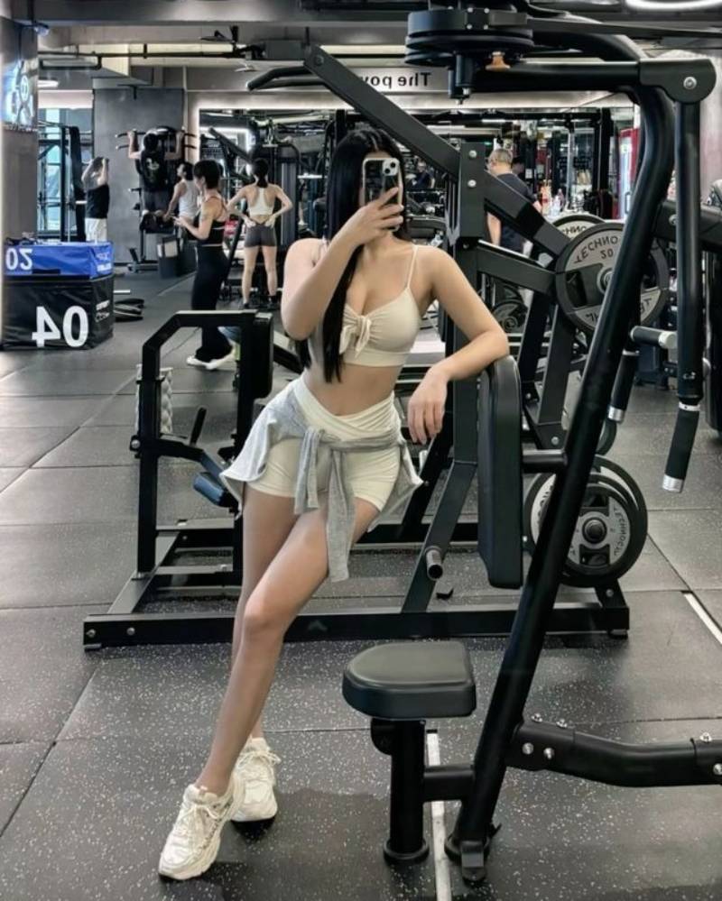 Ảnh gái xinh tập gym khoe dáng bằng điện thoại ở phòng tập Ảnh gái xinh tập gym khoe dáng bằng điện thoại ở phòng tập