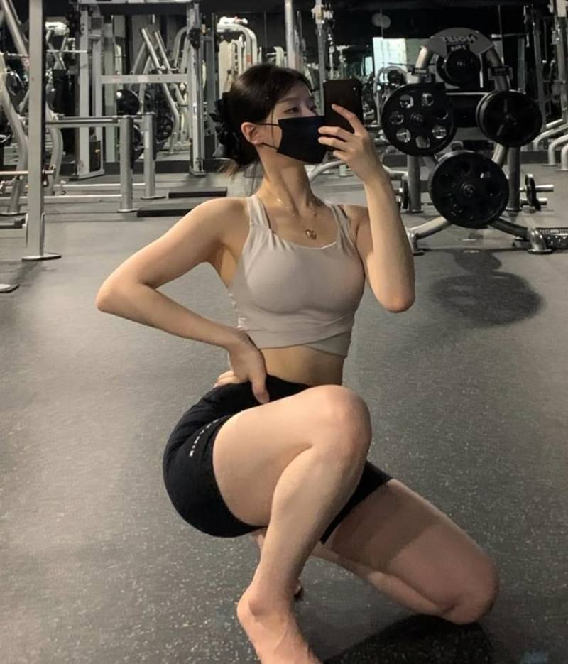 Ảnh gái xinh tập gym ngồi khoe dáng bằng điện thoại Ảnh gái xinh tập gym ngồi khoe dáng bằng điện thoại