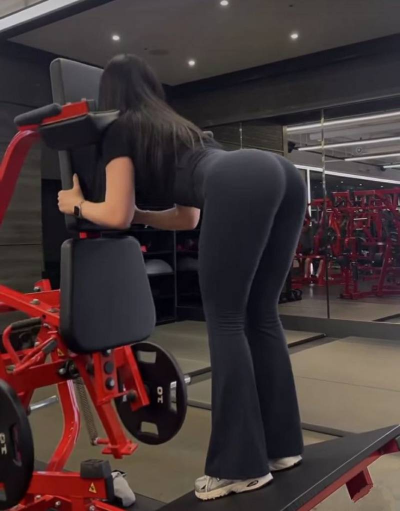 Ảnh gái xinh tập gym mặc legging cúi người khoe mông Ảnh gái xinh tập gym mặc legging cúi người khoe mông