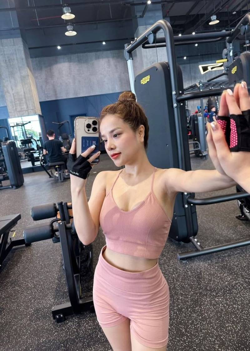 Ảnh gái xinh tập gym khoe dáng bằng điện thoại Ảnh gái xinh tập gym khoe dáng bằng điện thoại