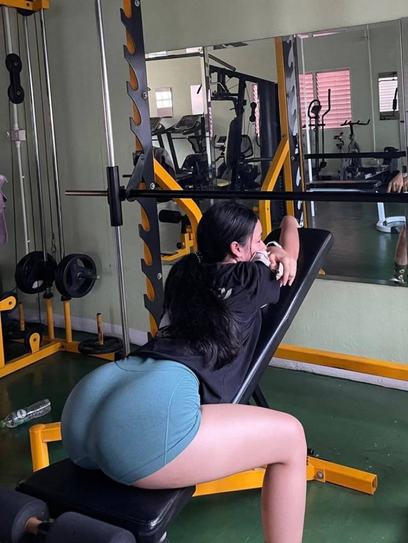 Ảnh gái xinh tập gym ngồi quay lưng trên ghế tập khoe mông to Ảnh gái xinh tập gym ngồi quay lưng trên ghế tập khoe mông to