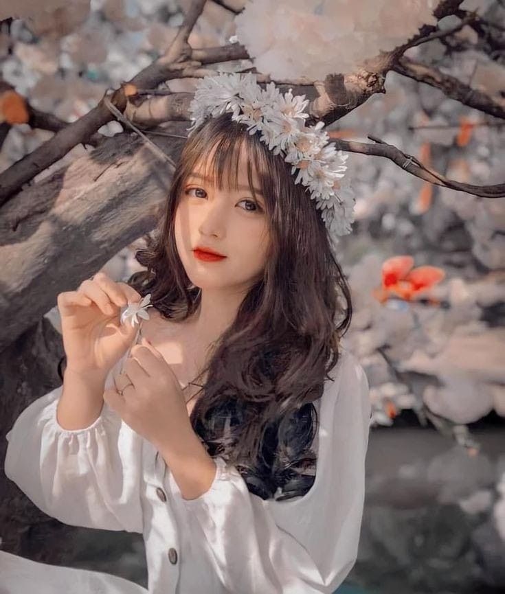 Ảnh gái xinh Douyin đeo vòng hoa đứng bên cạnh nhánh cây Ảnh gái xinh Douyin đeo vòng hoa đứng bên cạnh nhánh cây