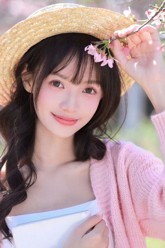 Ảnh gái xinh Douyin đội mũ cầm nhánh hoa màu hồng Ảnh gái xinh Douyin đội mũ cầm nhánh hoa màu hồng
