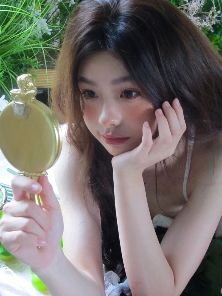 Ảnh gái xinh Douyin tay cầm gương soi mặt Ảnh gái xinh Douyin tay cầm gương soi mặt