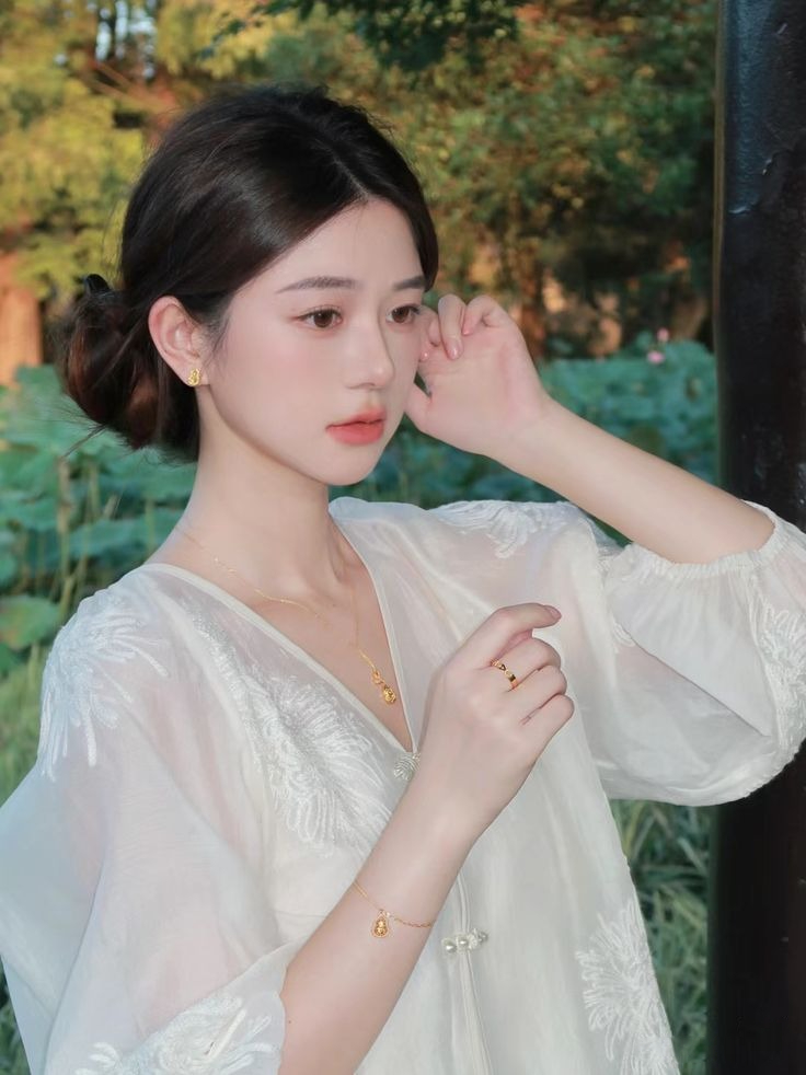 Ảnh gái xinh Douyin mặc áo trắng, tay chạm tai Ảnh gái xinh Douyin mặc áo trắng, tay chạm tai