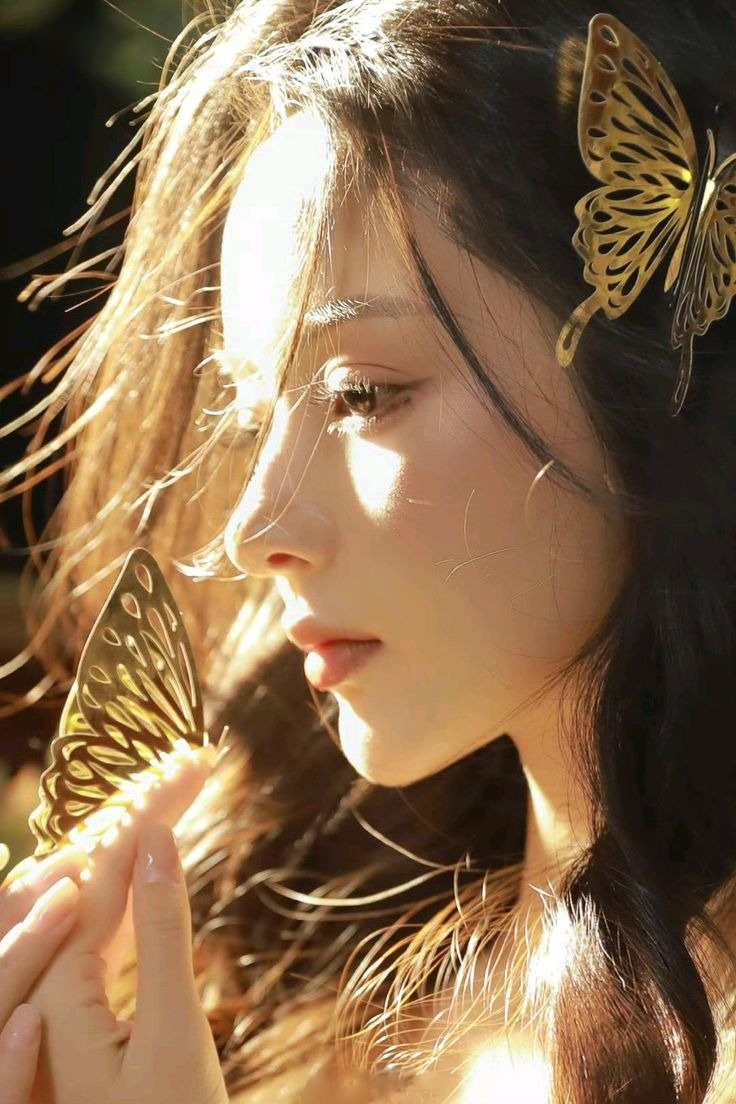 Ảnh gái xinh Douyin cầm cài tóc hình con bướm vàng Ảnh gái xinh Douyin cầm cài tóc hình con bướm vàng