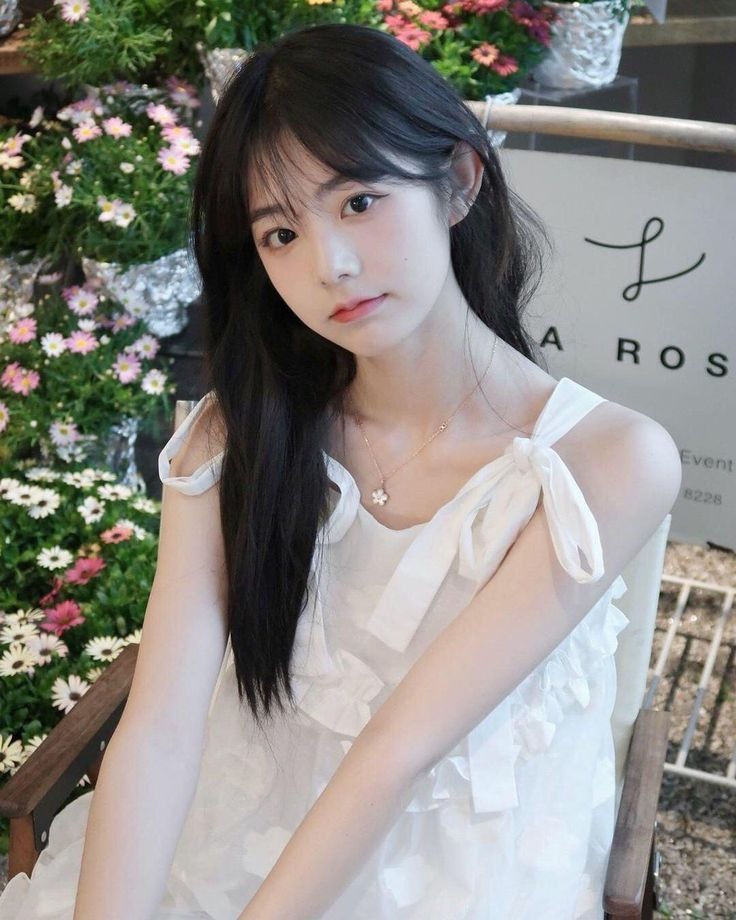 Ảnh gái xinh Douyin mặc váy trắng ngồi nghiêng đầu trên ghế gỗ Ảnh gái xinh Douyin mặc váy trắng ngồi nghiêng đầu trên ghế gỗ