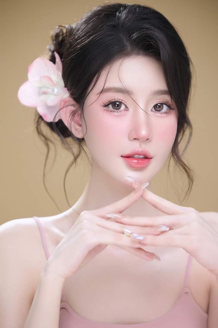 Ảnh gái xinh Douyin tóc cài hoa trước nền trơn Ảnh gái xinh Douyin tóc cài hoa trước nền trơn