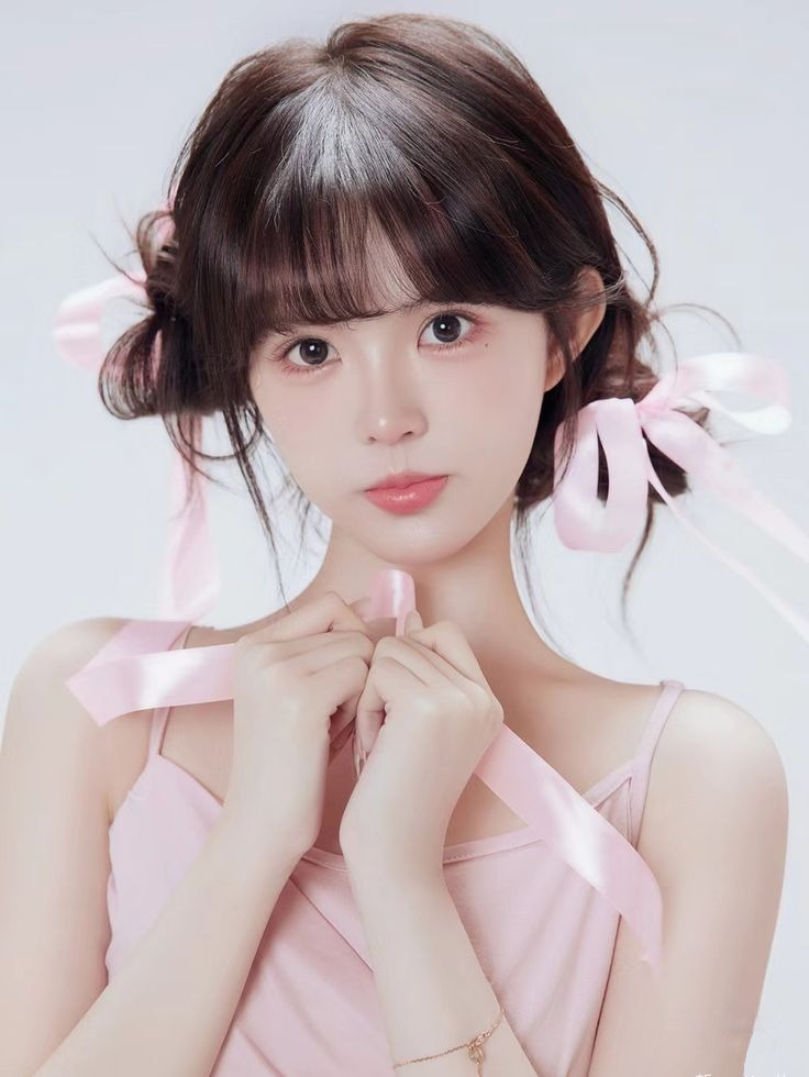 Ảnh gái xinh Douyin mặc áo hồng trước nền trơn Ảnh gái xinh Douyin mặc áo hồng trước nền trơn