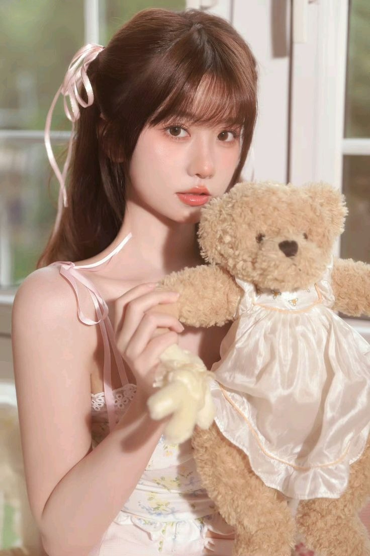 Ảnh gái xinh Douyin cầm gấu bông trước cửa sổ Ảnh gái xinh Douyin cầm gấu bông trước cửa sổ