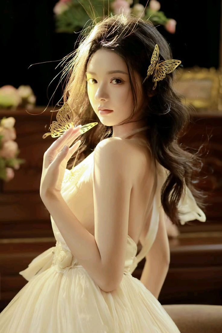 Ảnh nghệ thuật gái xinh Douyin mặc váy trắng hở lưng, tay nâng con bướm vàng Ảnh nghệ thuật gái xinh Douyin mặc váy trắng hở lưng, tay nâng con bướm vàng