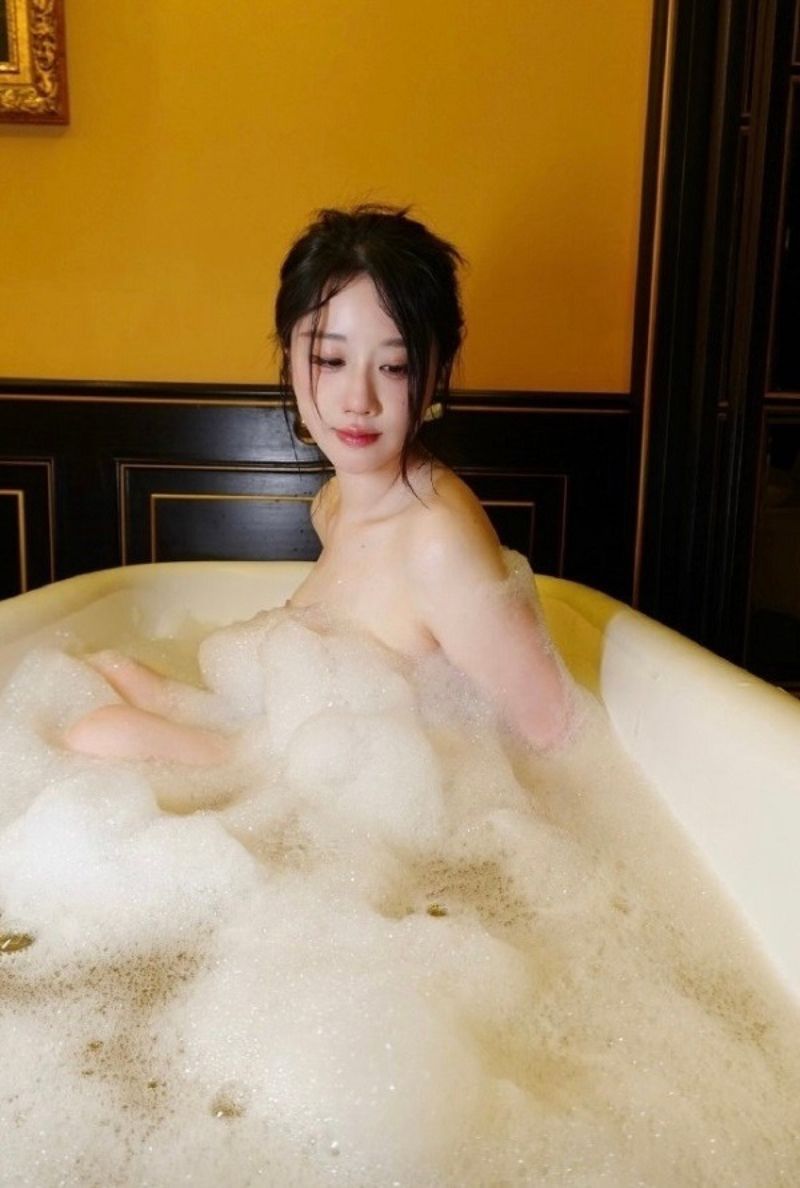 Ảnh gái xinh tắm bồn đầy bọt Ảnh gái xinh tắm bồn đầy bọt