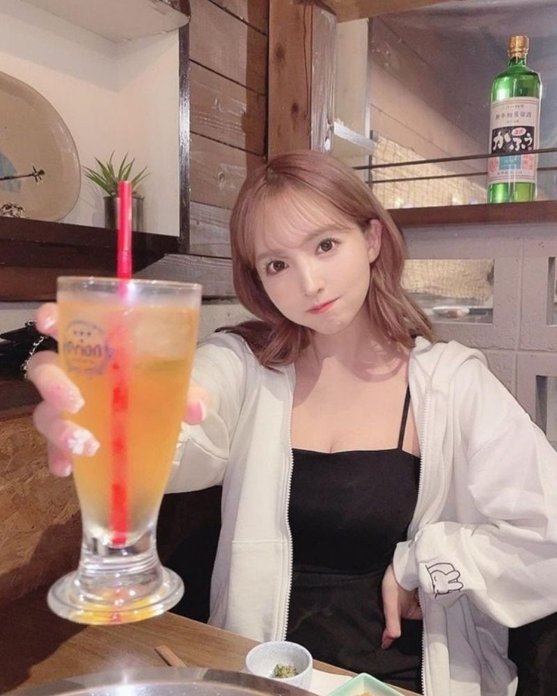 Ảnh Yua Mikami không che uống nước ngọt