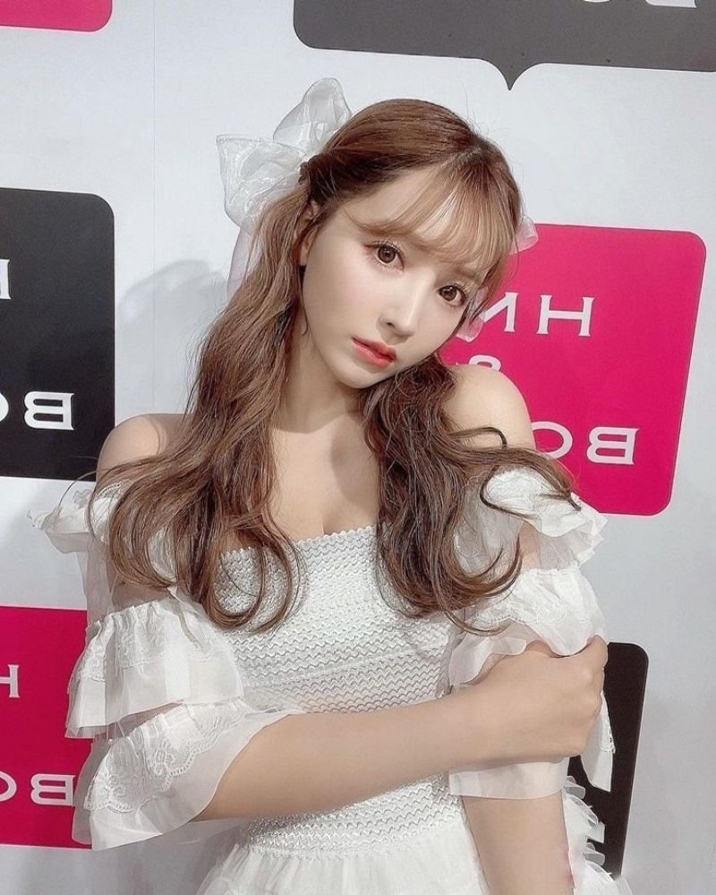Ảnh Yua Mikami không che mặc áo trễ vai