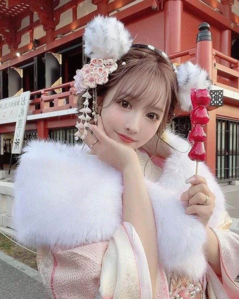 Ảnh Yua Mikami không che ăn kẹo hồ lô