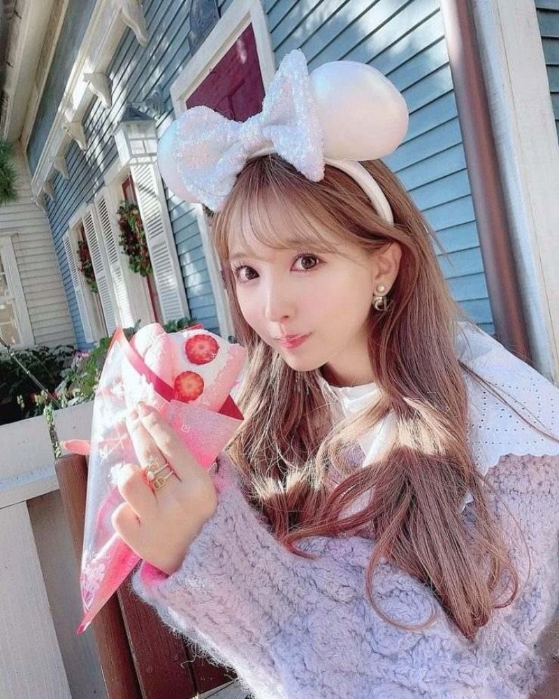 Ảnh Yua Mikami không che ăn bánh ngọt