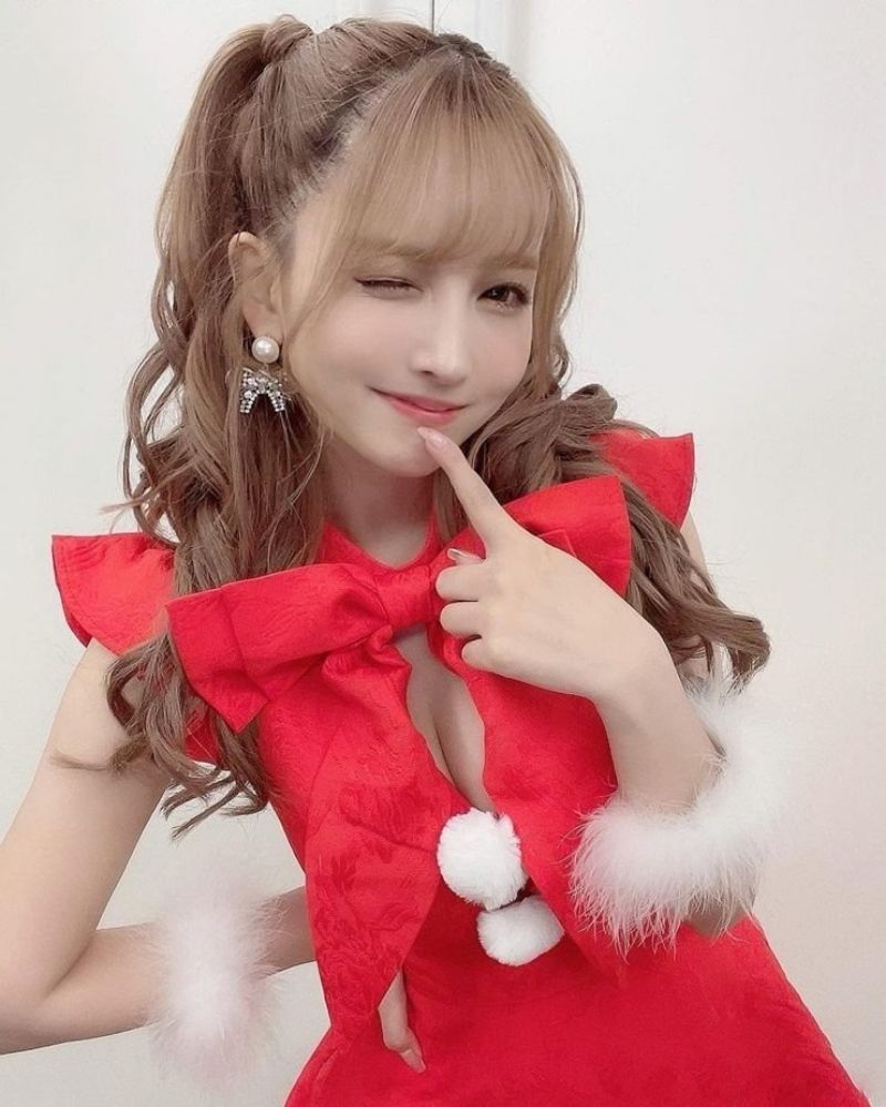 Ảnh Yua Mikami không che diện áo đỏ hở ngực