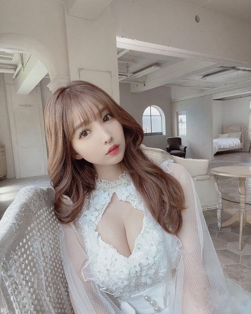 Ảnh Yua Mikami không che mặc váy hở ngực