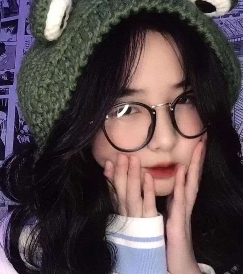 Gái xinh 2k8 đeo kính 2 tay chạm má Gái xinh 2k8 đeo kính 2 tay chạm má