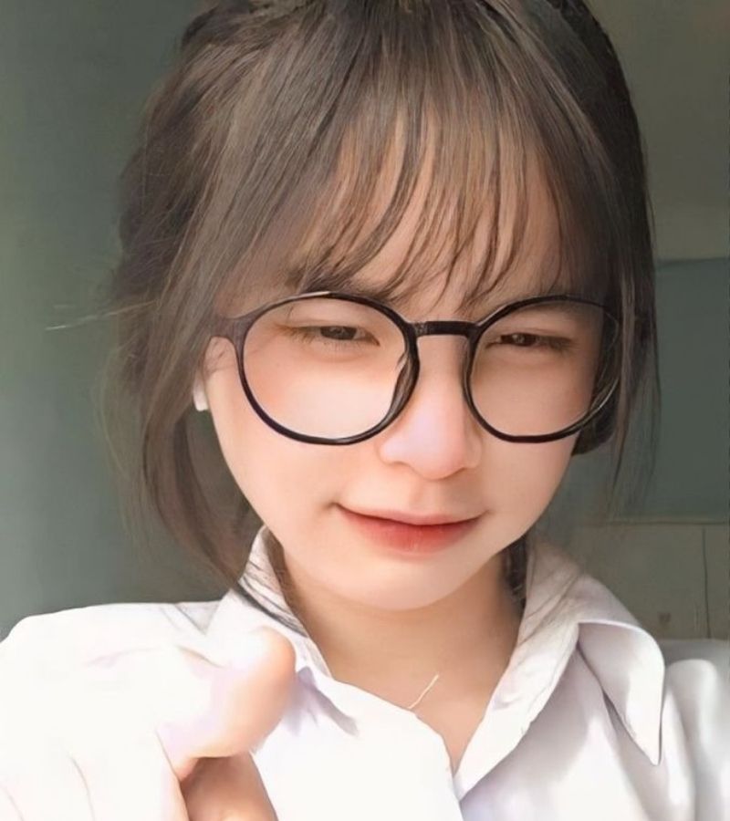 Gái xinh 2k8 đeo kính tay chỉ thẳng Gái xinh 2k8 đeo kính tay chỉ thẳng