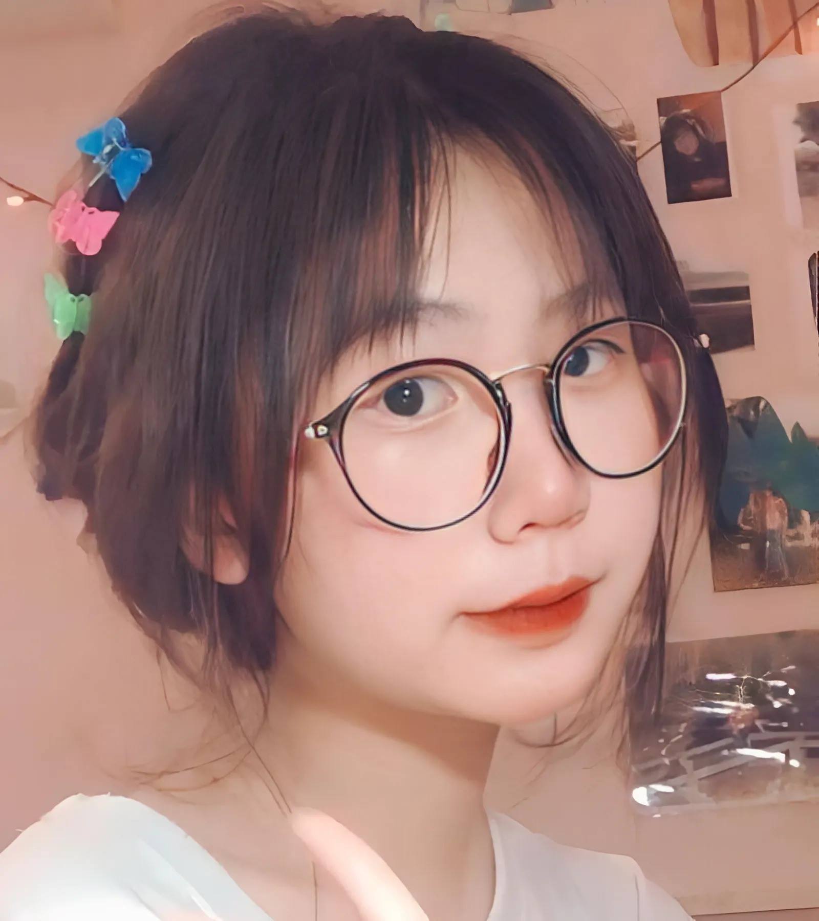 Gái xinh 2k8 đeo kính Gái xinh 2k8 đeo kính