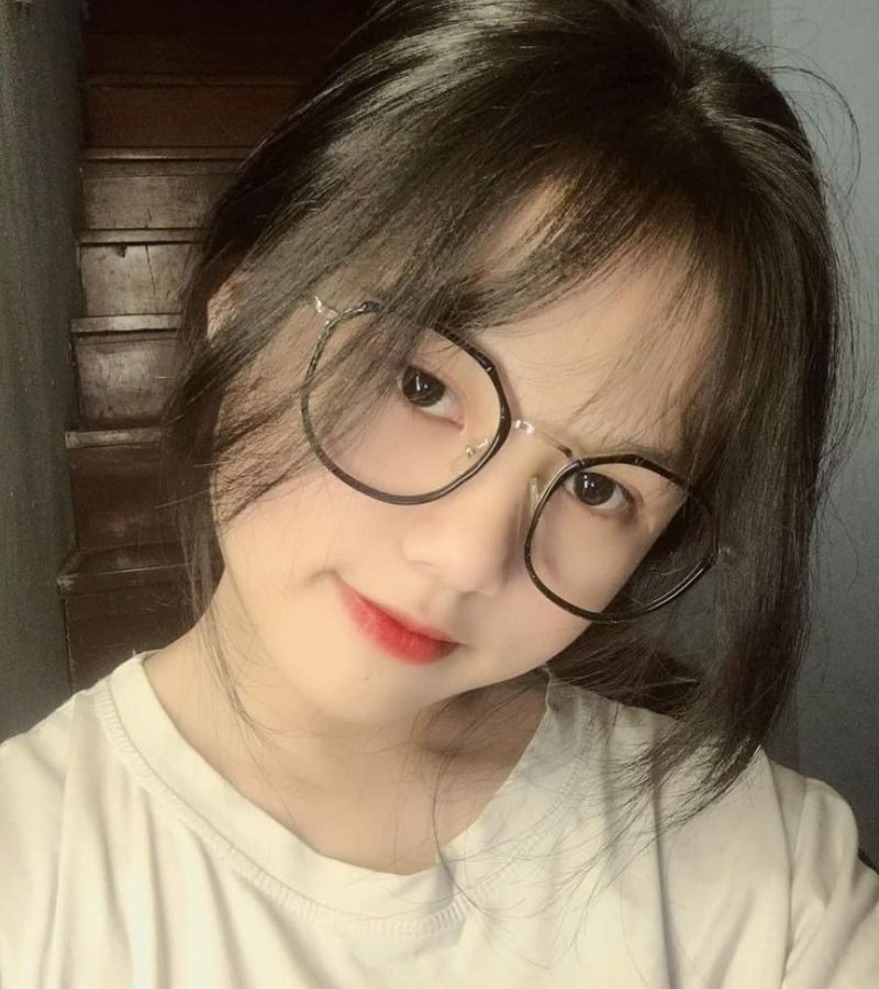 Gái xinh 2k8 đeo kính nghiêng đầu Gái xinh 2k8 đeo kính nghiêng đầu