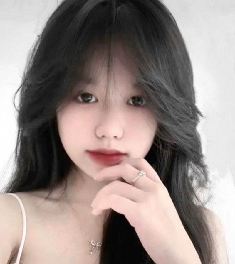 Gái xinh 2k8 tóc dài tay chạm cằm Gái xinh 2k8 tóc dài tay chạm cằm