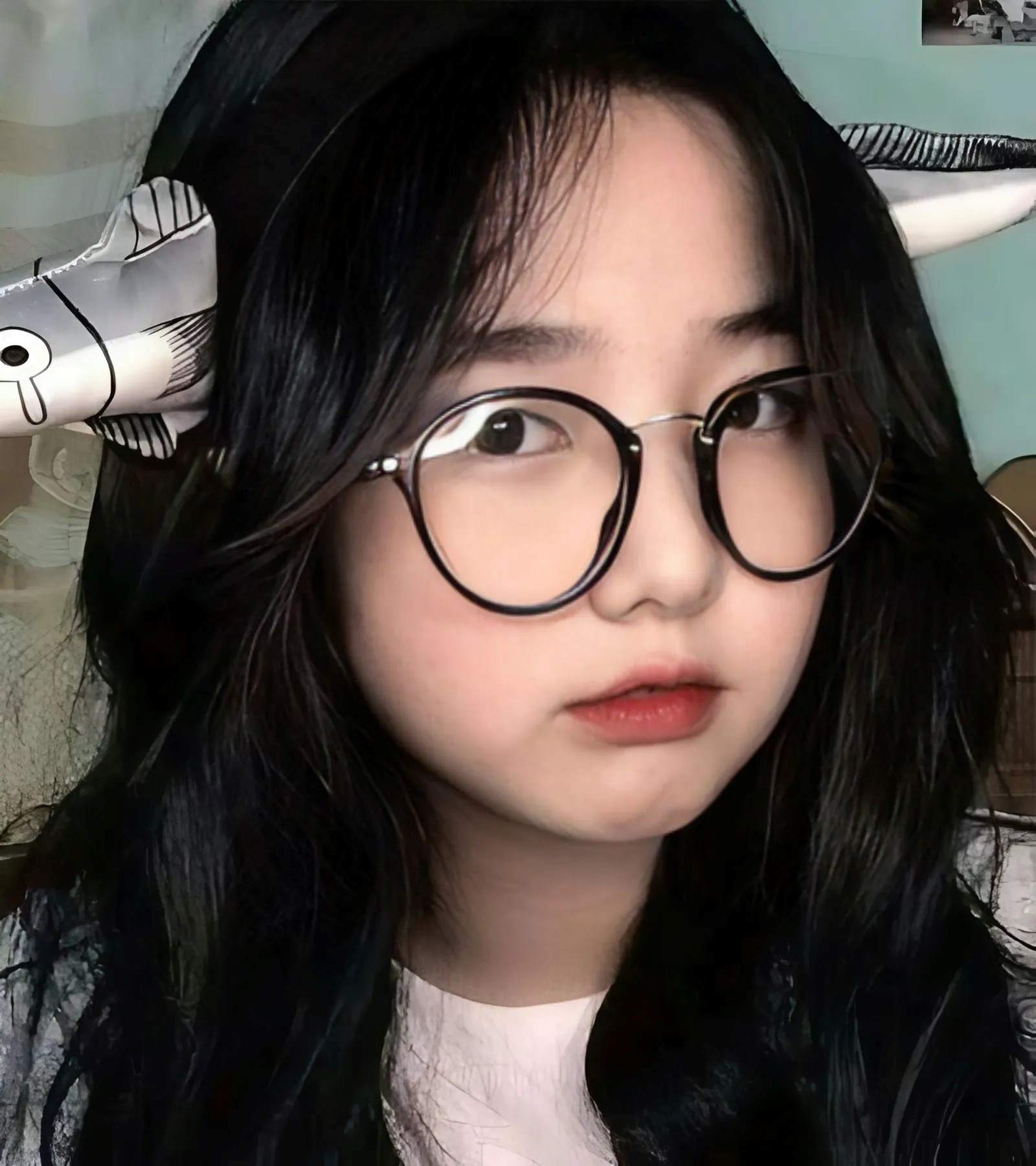 Gái xinh 2k8 tóc dài đeo kính Gái xinh 2k8 tóc dài đeo kính