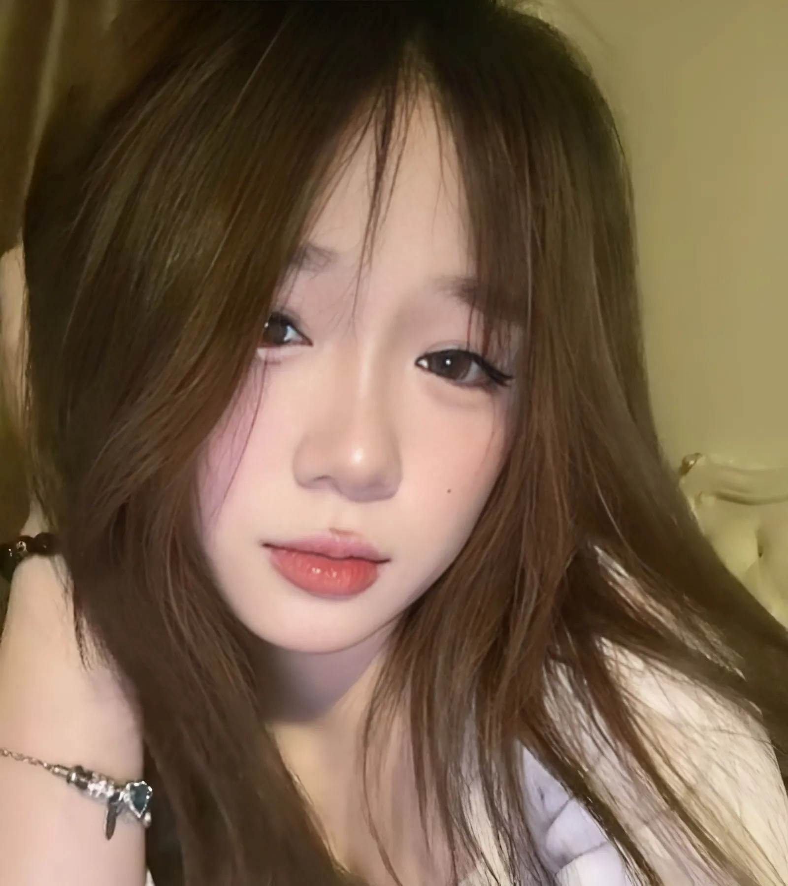 Gái xinh 2k8 tóc dài đáng yêu Gái xinh 2k8 tóc dài đáng yêu