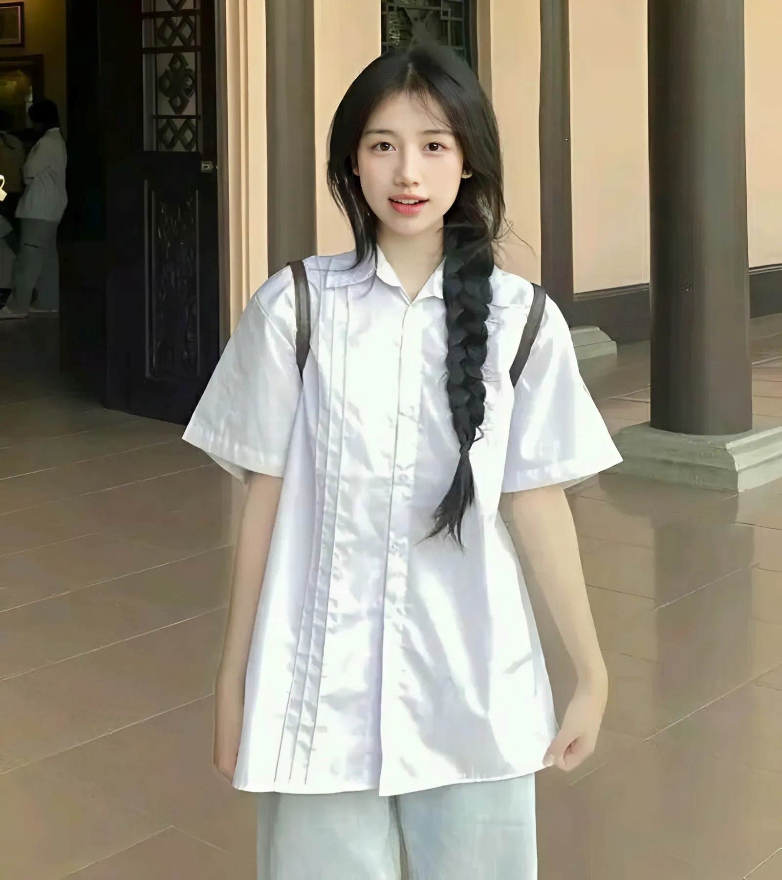 Gái xinh 2k8 tóc dài mặc áo sơ mi trắng Gái xinh 2k8 tóc dài mặc áo sơ mi trắng