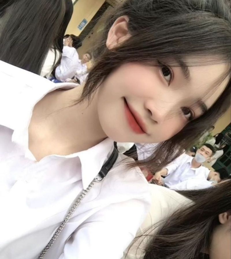 Gái xinh 2k8 trên sân trường cười mĩm Gái xinh 2k8 trên sân trường cười mĩm