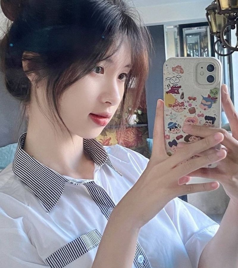 Gái xinh 2k8 mặc đồng phục selfie bằng điện thoại Gái xinh 2k8 mặc đồng phục selfie bằng điện thoại