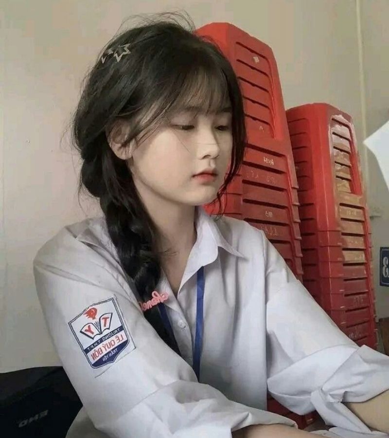 Gái xinh 2k8 mặc đồng phục trắng bên chồng ghế nhựa Gái xinh 2k8 mặc đồng phục trắng bên chồng ghế nhựa