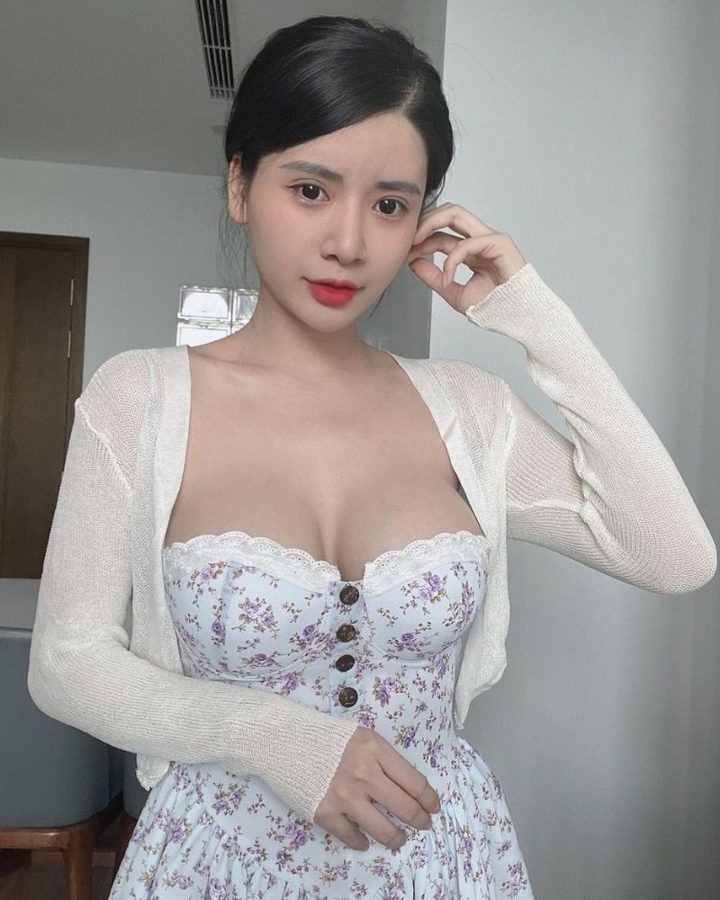 Gái xinh khoe ngực to trong nhà Gái xinh khoe ngực to trong nhà