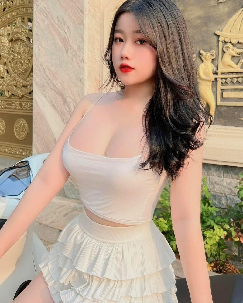 Gái xinh khoe ngực diện croptop gợi cảm Gái xinh khoe ngực diện croptop gợi cảm