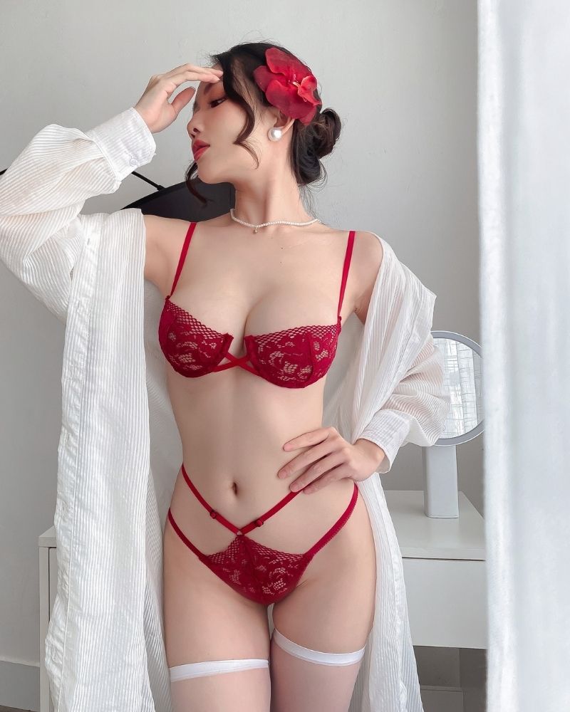 Gái xinh khoe ngực cân đối trong bộ bikini ren đỏ Gái xinh khoe ngực cân đối trong bộ bikini ren đỏ