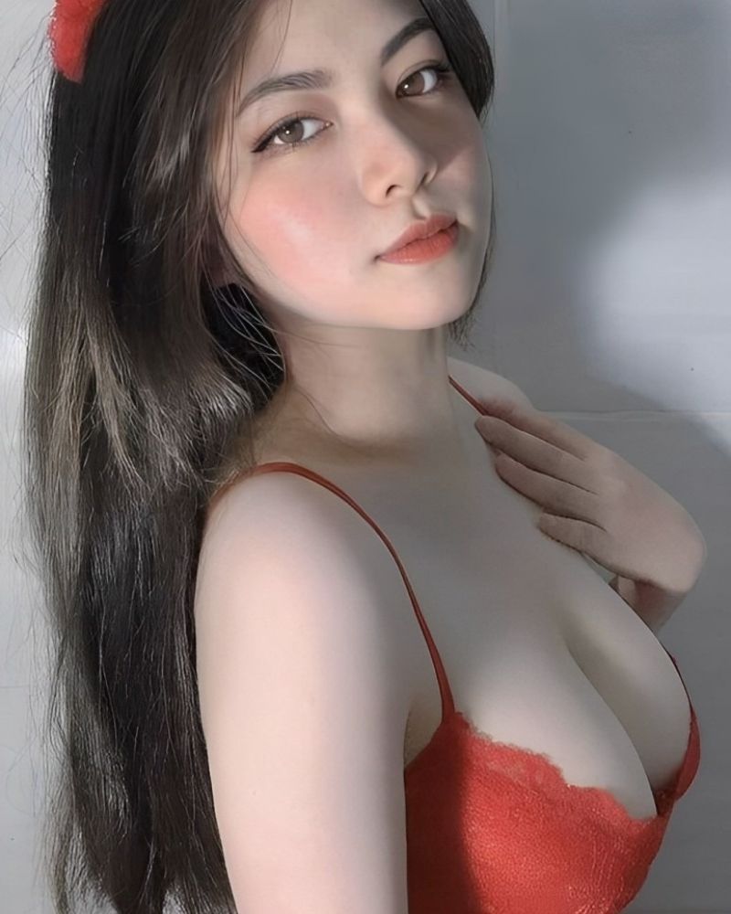 Gái xinh khoe ngực đẹp mặc đồ lót đỏ đứng nghiêng Gái xinh khoe ngực đẹp mặc đồ lót đỏ đứng nghiêng