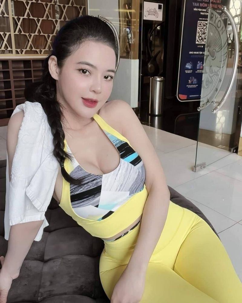 Gái xinh khoe ngực to tròn trong bộ legging bó sát Gái xinh khoe ngực to tròn trong bộ legging bó sát