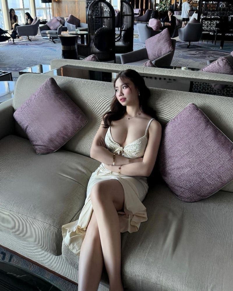 Gái xinh khoe ngực to đẹp trên ghế sofa ở quán cà phê Gái xinh khoe ngực to đẹp trên ghế sofa ở quán cà phê